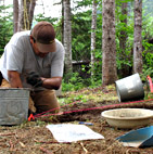 Gervais Malek (Unamen Shipu), stagiaire Innu au travail.